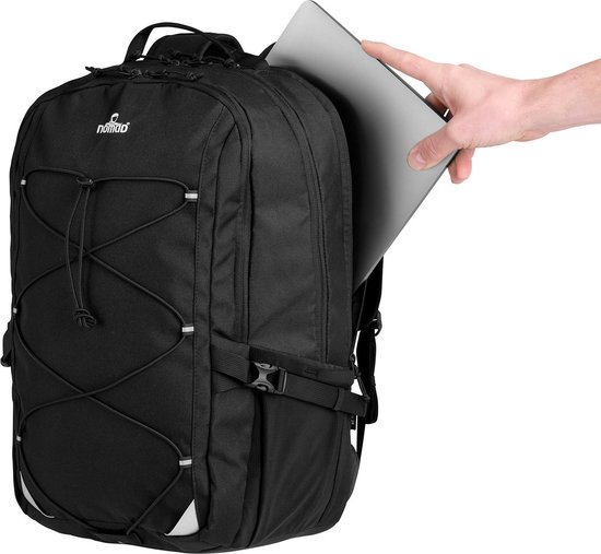 Zwarte Nomad rugzak met bungee-koord aan de voorkant, met een hand die een laptop erin schuift.