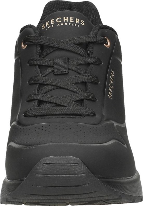 Voorkant van een zwarte Skechers sneaker met veters en gouden details.