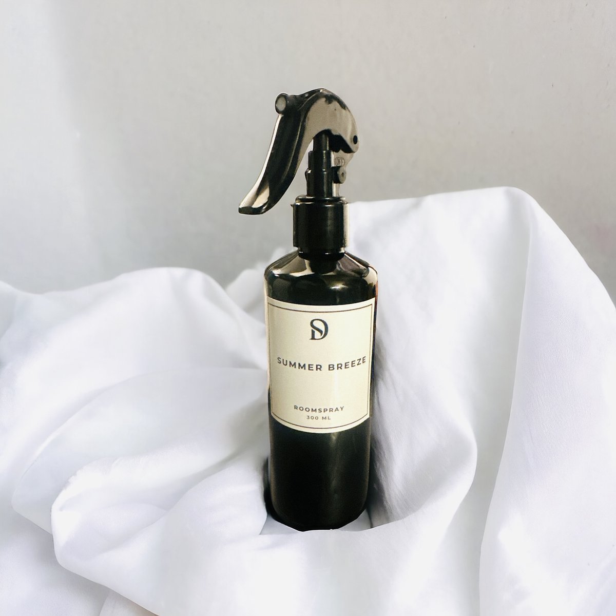 Goedkoopste Roomspray Summer Breeze - 300 ml - Vegan Geurspray | Citroen - Witte Lelie - Cederhout | SD Candles and Deco