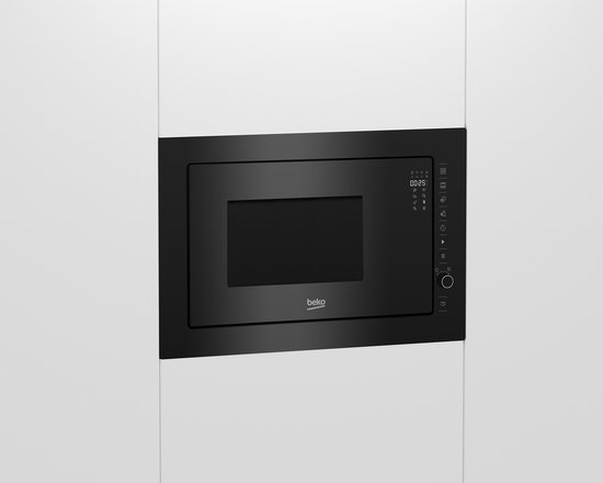 Zwarte Beko inbouwmagnetron, ingebouwd in witte keukenkasten, met digitaal display en bedieningspaneel.