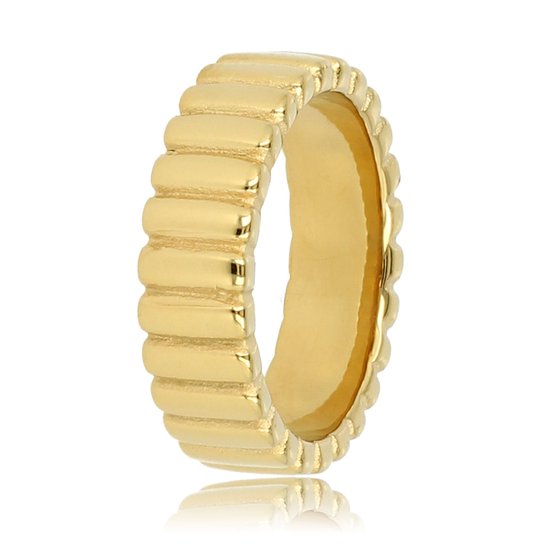 Gouden ring met een ribbelpatroon, gefotografeerd op een witte achtergrond.