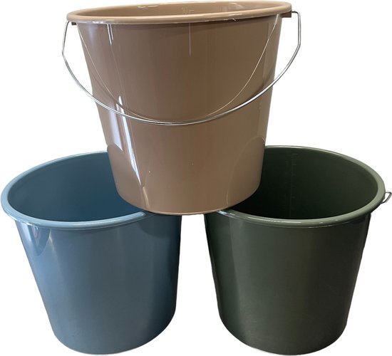 Drie emmers: bruin, blauw en groen. De bruine emmer heeft een metalen handvat.