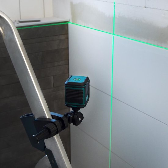 Groene laserlijnen op een betegelde muur, uitgezonden door een VONROC kruislijnlaser op een ladder.