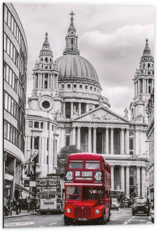 Dibond - Rode Bus in Londen met Zwart/ Wit Achtergrond - 60x90cm Foto op Aluminium (Met Ophangsysteem)