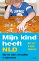 Jongen met blond haar in blauw T-shirt met tekst 'OSEMIT' puzzelt. Tekst: Mijn kind heeft NLD.