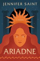 Couverture du livre 'Ariadne' de Jennifer Saint, avec un soleil orange au-dessus d'un visage de femme aux longs cheveux orange, sur fond bleu foncé avec des piliers.
