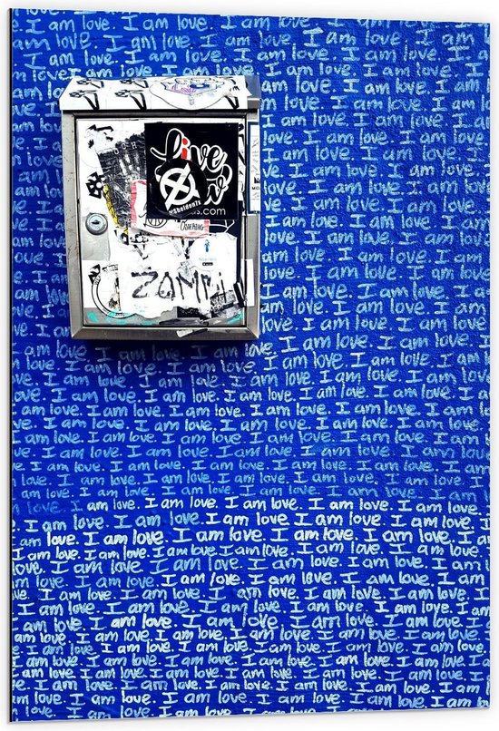 Dibond - Kastje op Blauwe Achtergrond en Tekst I Am Love  - 60x90cm Foto op Aluminium (Wanddecoratie van metaal)