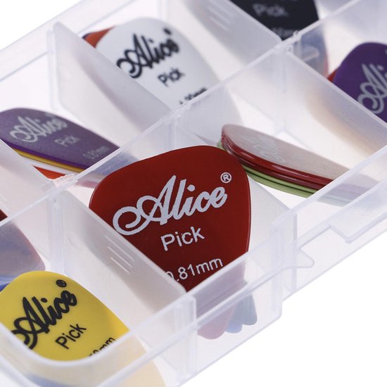 Een close-up van een transparante plectrumkoffer met daarin diverse Alice plectrums in verschillende kleuren en diktes.
