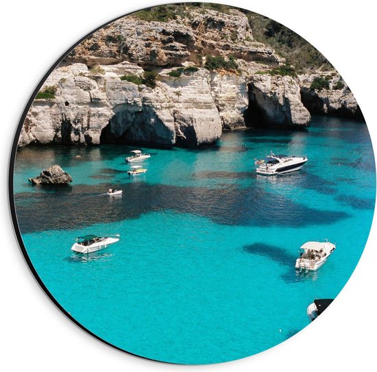 Dibond Wandcirkel - Bootjes in Cala Macarelleta - Spanje - 20x20cm Foto op Aluminium Wandcirkel (met ophangsysteem)