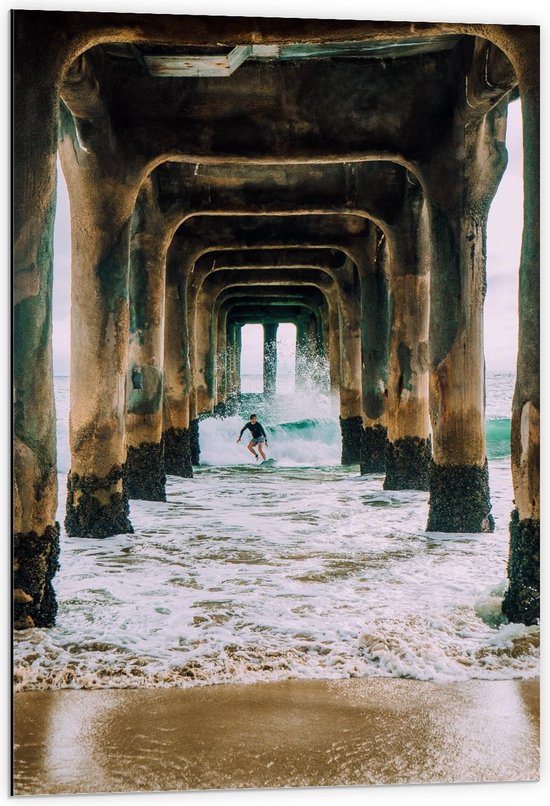 Dibond - Surfer onder de Brug  - 60x90cm Foto op Aluminium (Wanddecoratie van metaal)