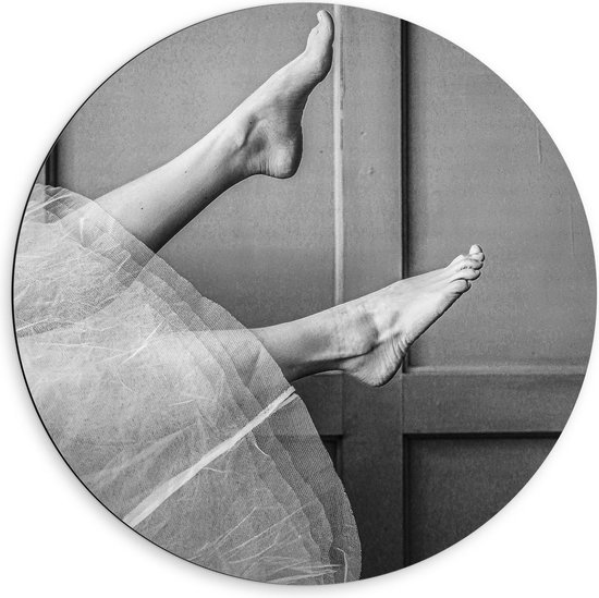 Dibond Wandcirkel - Ballerina Voetjes ( Zwart Wit) - 60x60cm Foto op Aluminium Wandcirkel (met ophangsysteem)