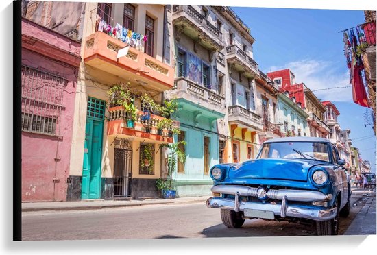 Canvas  - Blauwe Auto in Straat in Cuba - 90x60cm Foto op Canvas Schilderij (Wanddecoratie op Canvas)