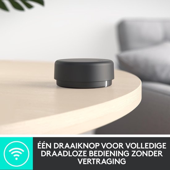 Grijze Logitech draadloze bedieningsknop op een houten tafel. Volledige draadloze bediening zonder vertraging.