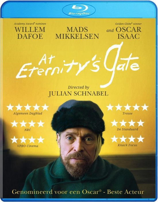 Blu-ray hoes van 'At Eternity's Gate' met Willem Dafoe, Mads Mikkelsen en Oscar Isaac. Dafoe draagt een bontmuts en groene jas.