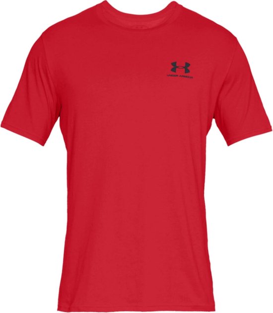 Rood T-shirt met korte mouwen en een zwart Under Armour logo op de linkerborst.