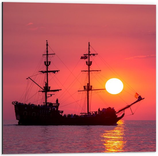 Dibond - Schip op Zee tijdens Zonsopgang - 50x50cm Foto op Aluminium (Met Ophangsysteem)