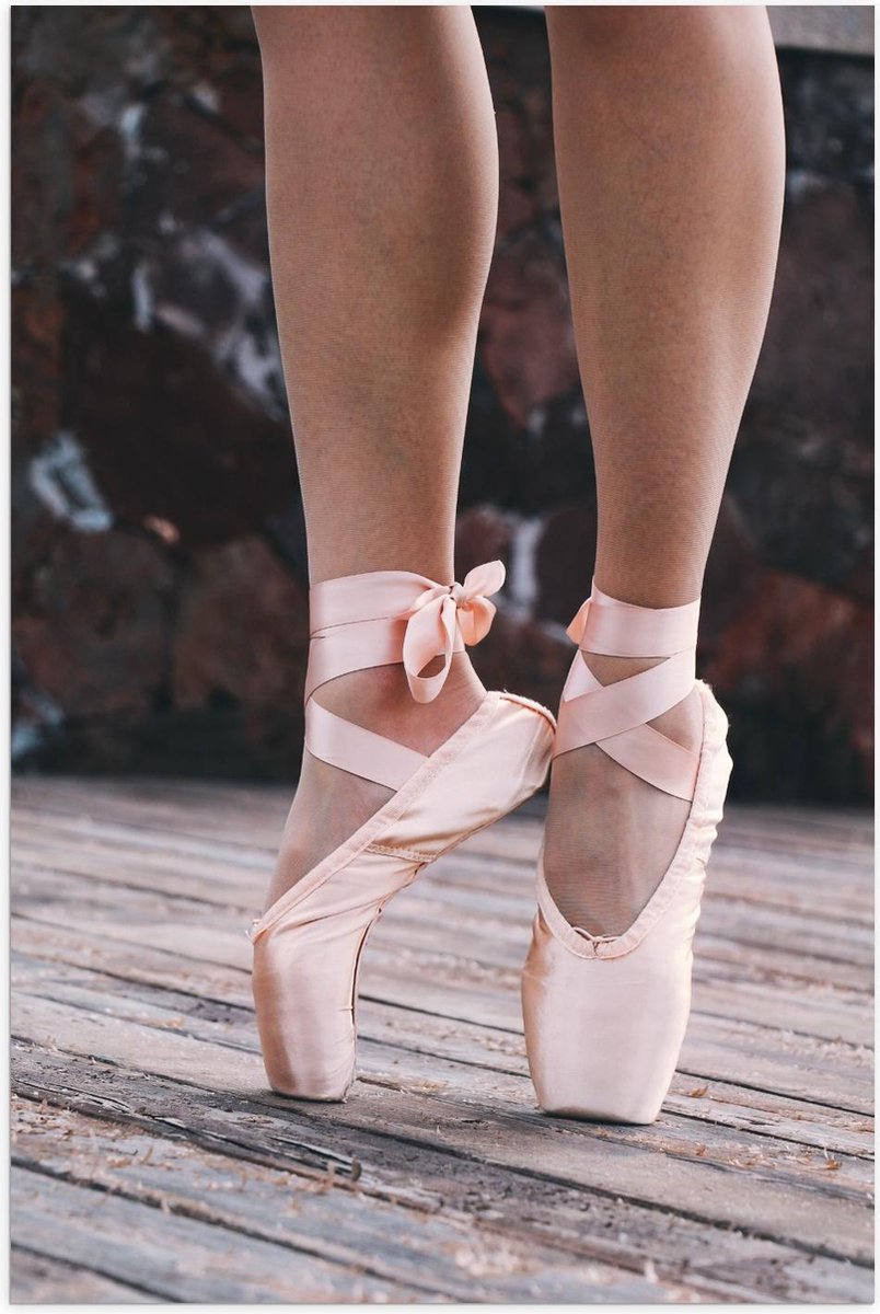 Poster – Ballerina op Spitzen op Houten Vloer - 60x90cm Foto op Posterpapier