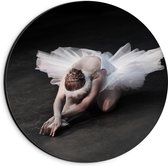 Dibond Wandcirkel - Vooroverbuigende Ballerina met Zwarte Achtergrond  - 20x20cm Foto op Aluminium Wandcirkel (met ophangsysteem)