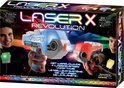 Laser X Revolution dubbele blaster set met twee spelers en twee lichtgevende vesten. De blasters zijn wit met blauwe en rode accenten.