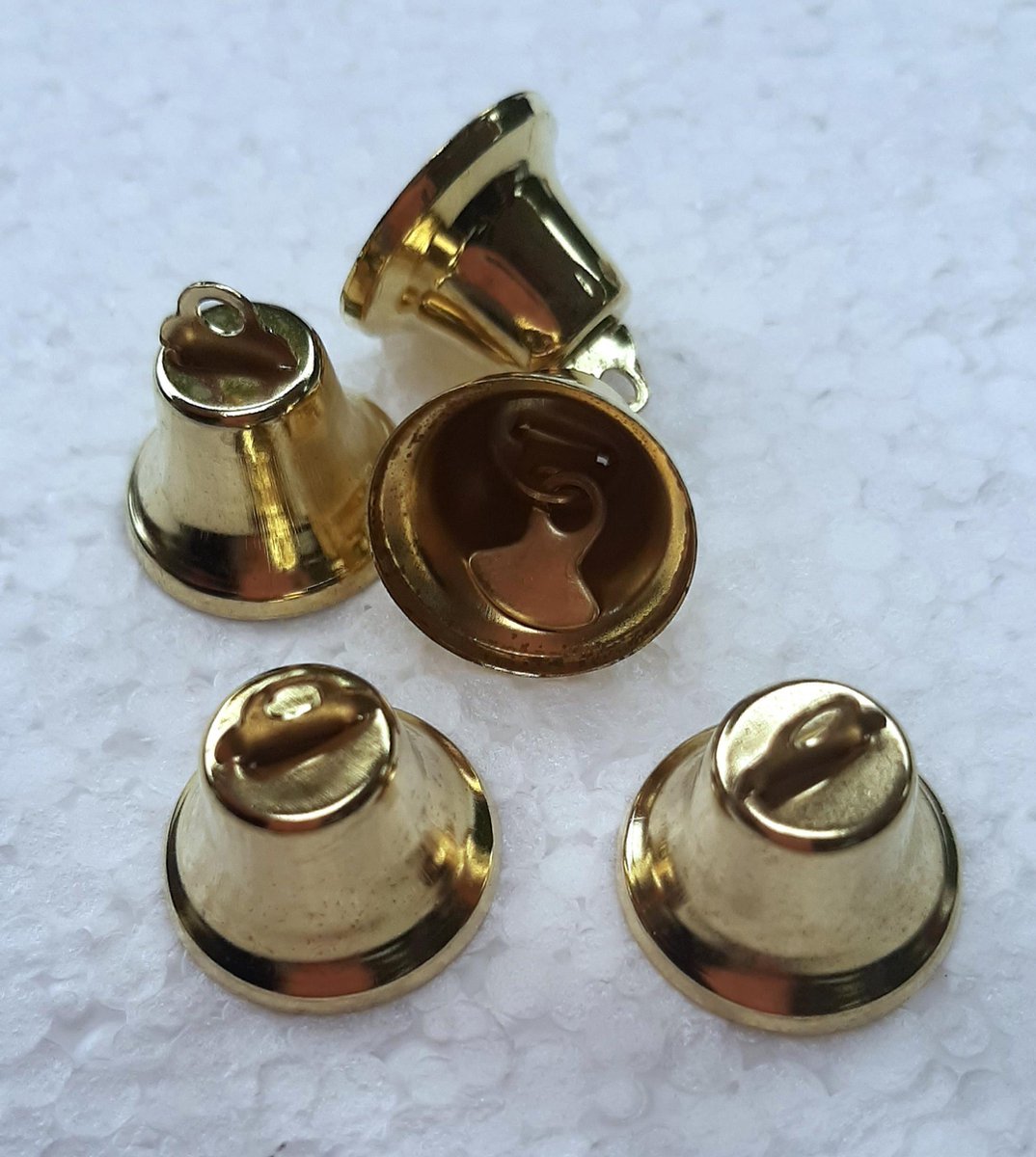 gouden kerstklokjes klein 22 mm - carnaval of kerstmis belletjes klokjes - 5 klokjes in blister - X-mas bells goud