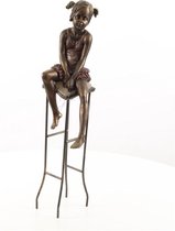Kunsthars figuur meisje op kruk - Beeldje - Kunsthars - 55 cm hoog
