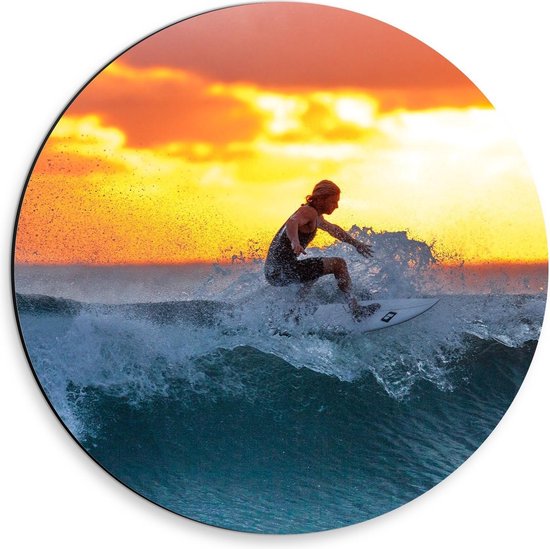 Dibond Wandcirkel - Surfen op Golven met Zonlicht - 30x30cm Foto op Aluminium Wandcirkel (met ophangsysteem)