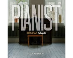 Pianist i bruna skor
