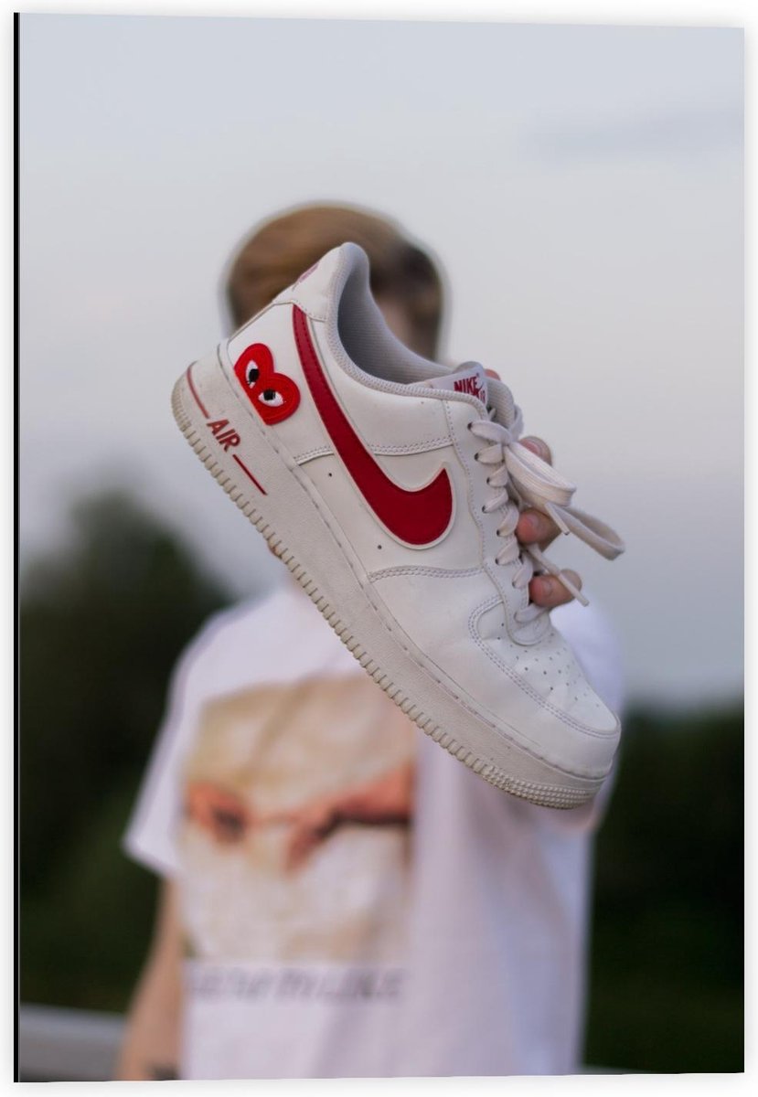 Dibond - Wit met Rode Nike Schoen - 40x60cm Foto op Aluminium (Wanddecoratie van metaal)