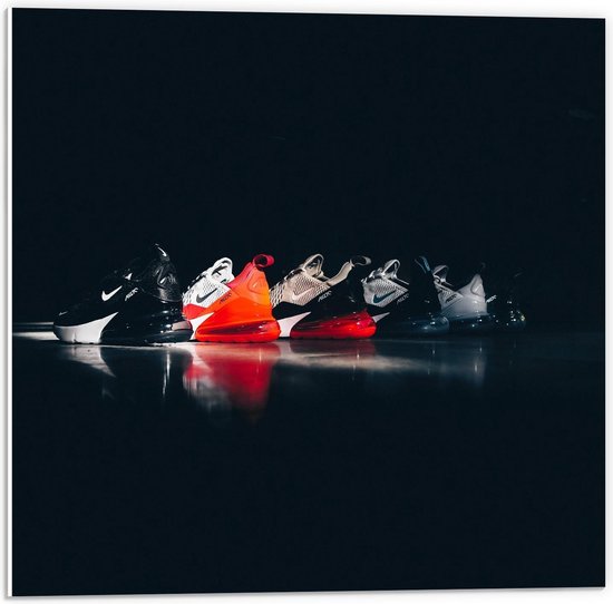 Forex - Nike Schoenen op een Rij met Zwarte Achtergrond - 50x50cm Foto op  Forex | bol.com