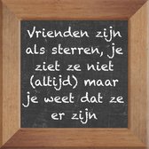 Wijsheden op krijtbord tegel over Thuis met spreuk :Vrienden zijn als sterren je ziet ze niet altijd maar je weet dat ze er zijn