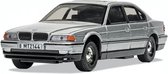 Modelauto BMW 750i James Bond films 14 x 5 x 4 cm zilver - Schaal 1:36 - Miniatuurauto - Bekende auto - Filmauto