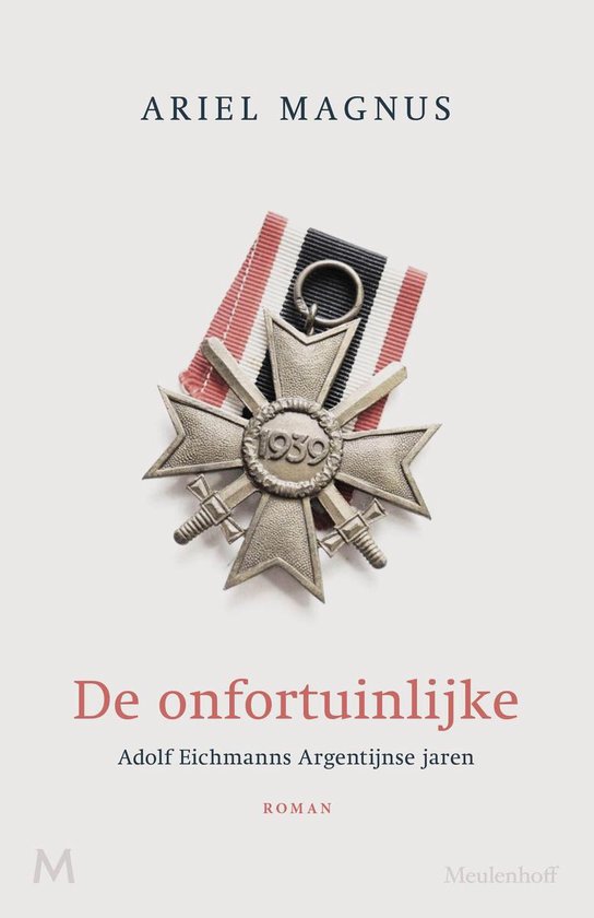 Boekcover met de titel "De onfortuinlijke" en een zilverkleurig kruis met de tekst "1939" erop, met een lint in rood, wit en zwart.