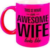 Awesome wife / echtgenote neon roze cadeau mok / beker 330 ml