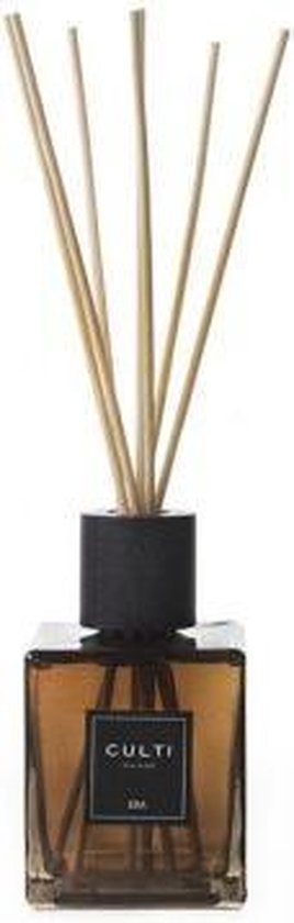 Bruine glazen diffuser met zwarte dop en lichte geurstokjes. Het zwarte CULTI MILANO ERA label is zichtbaar.