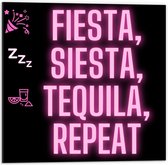 Dibond - Tekst: ''Fiesta, Siesta, Tequila, Repeat'' zwart/roze met figuren - 50x50cm Foto op Aluminium (Wanddecoratie van metaal)