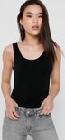 Model in een zwarte tanktop met ronde hals, gecombineerd met een grijze jeans.