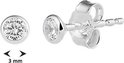 Een zilveren oorsteker, 3 mm, met een witte zirkonia steen, gezet in een zilveren kastje.