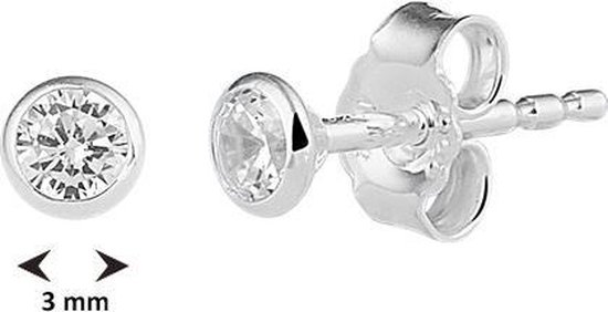 Een zilveren oorsteker, 3 mm, met een witte zirkonia steen, gezet in een zilveren kastje.