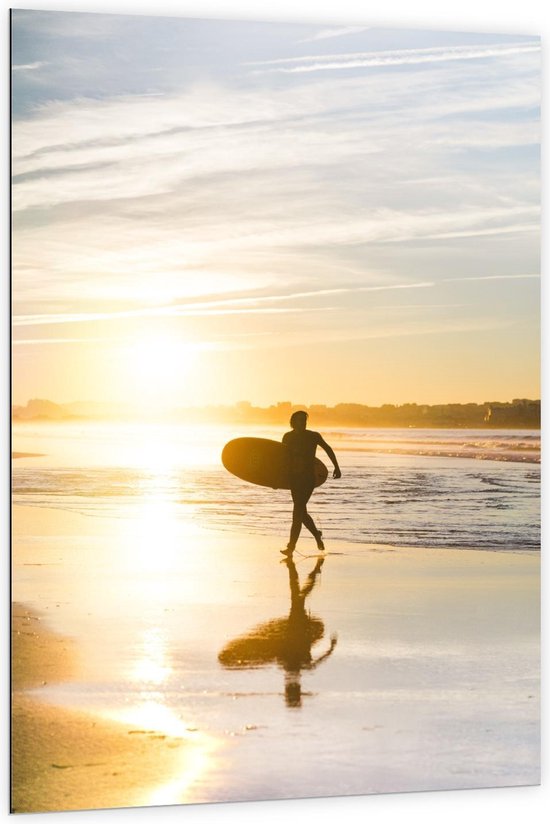 Dibond - Rennende Surfer op Strand - 100x150cm Foto op Aluminium (Met Ophangsysteem)