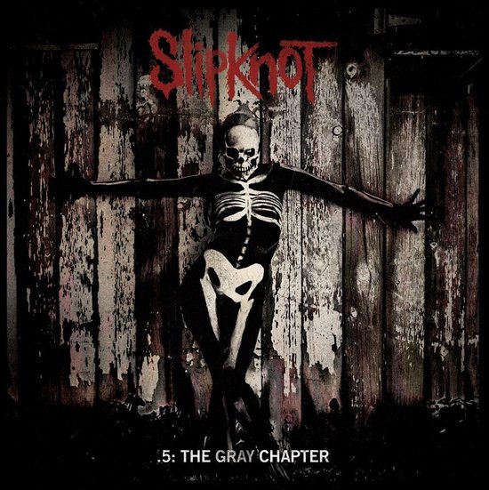 Slipknot logo boven een persoon met een schedelmasker en skeletkostuum voor een verweerde houten schutting. Titel: .5: THE GRAY CHAPTER.