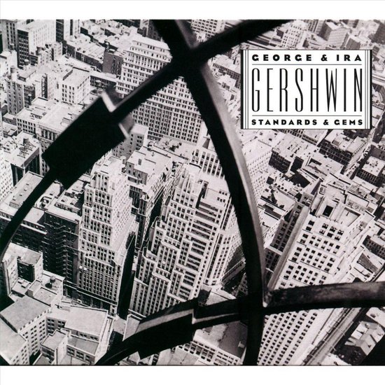 Albumhoes met de titel 'George & Ira Gershwin Standards & Gems'. Aerial shot van een stad met gebouwen.