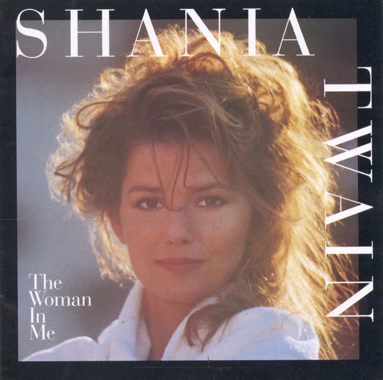 Shania Twain albumhoes met een close-up van de zangeres met warrig blond haar, met de tekst 'The Woman In Me'.