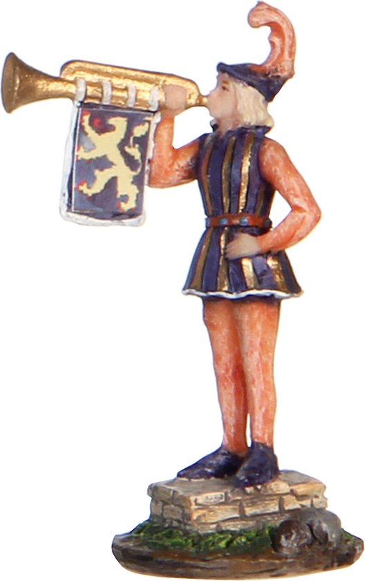 Een miniatuur heraut in een blauw gestreept tuniek met oranje pantalon, die een gouden trompet blaast. Staat op een stenen voetstuk.