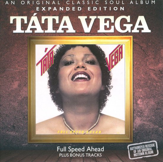 Tatá Vega, "Full Speed Ahead" albumhoes met een close-up van haar lachende gezicht, met de tekst "Tatá Vega" in grote letters.