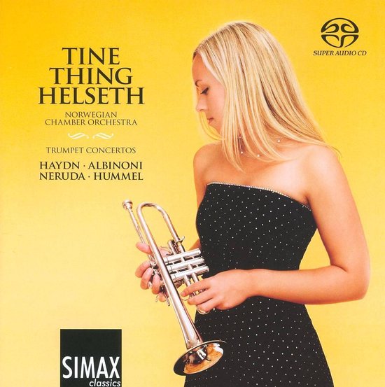 Tine Thing Helseth in een zwarte jurk met stippen, met een trompet. Gele achtergrond, tekst.