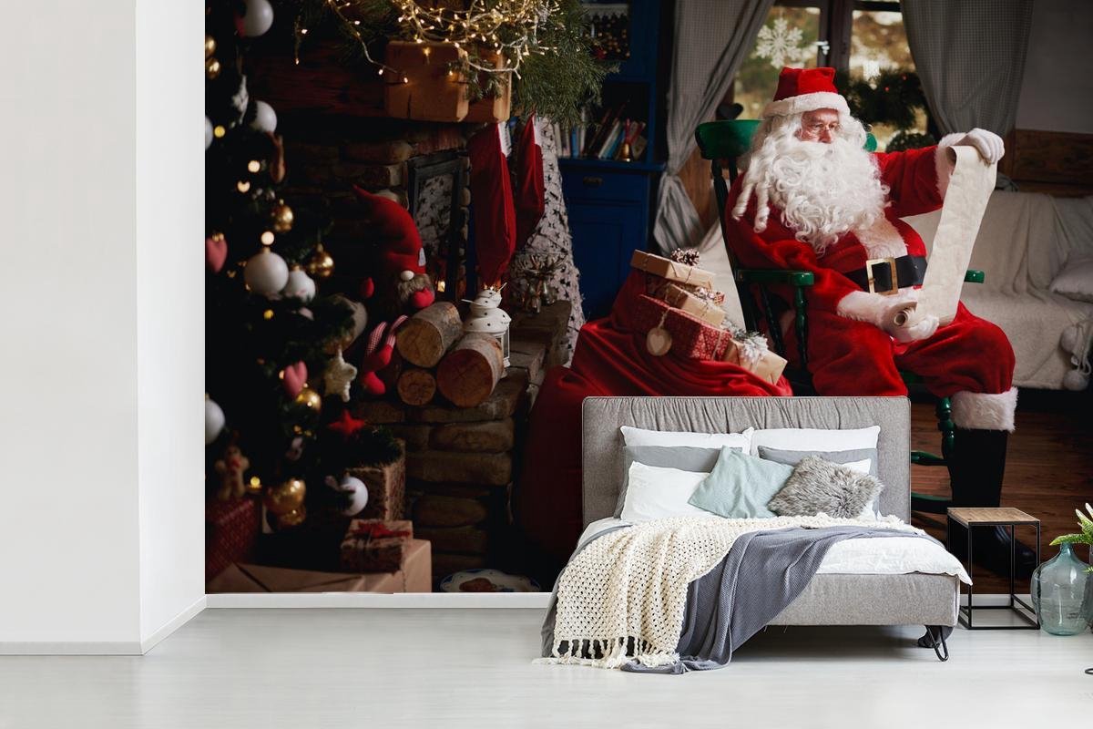 Bol Com Fotobehang Vinyl Kerstman Zittend In Een Stoel Met Zak Vol Geschenken Breedte 600 Cm