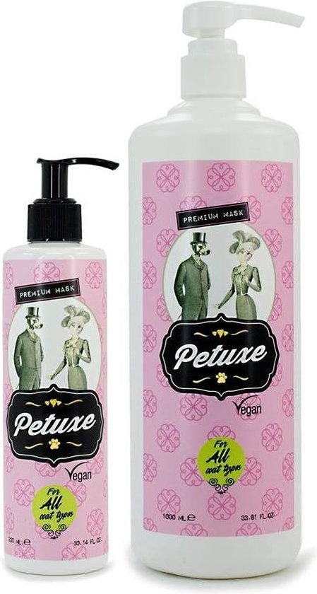 Twee roze flessen met pompdispensers, een grote en een kleine. Beide flessen hebben een illustratie van een heer en dame in kledij uit het begin van de 20e eeuw en de tekst 'Petuxe Premium Mask Vegan For All coat types'.