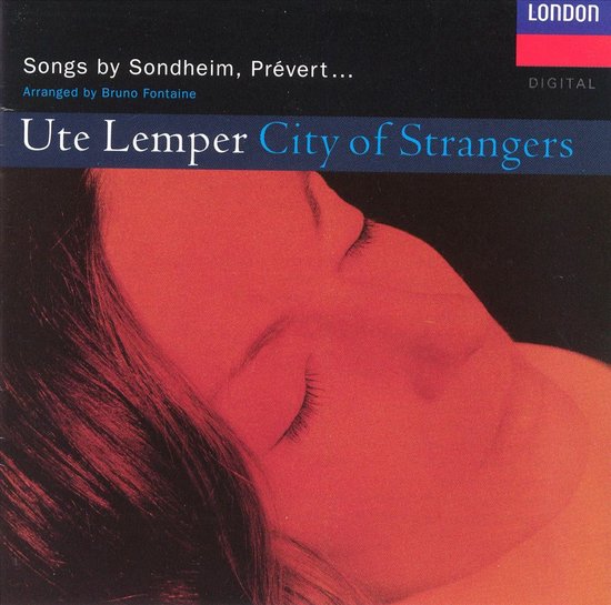 CD-hoes met close-up van een gezicht met gesloten ogen, met de tekst 'Ute Lemper City of Strangers'.