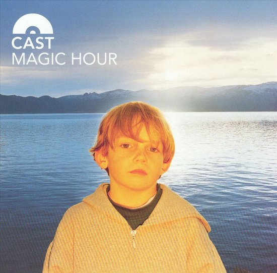 Jongen met blond haar, voor een meer en bergen, met 'CAST MAGIC HOUR' in de hoek.