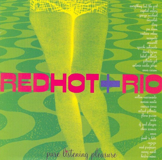Albumhoes met de titel 'Red Hot + Rio'. Bovenkant van benen en ondergoed in gele tinten, tegen een groene achtergrond met golvend patroon.